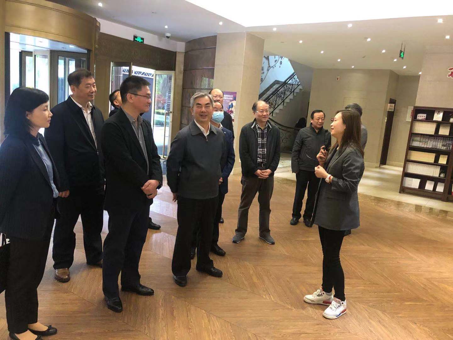 湖北省人大常委会副主任梁伟年调研我区基层立法联系点及社区治理工作